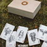 Hedarot: Rommé/Canasta – Doppeldeck in Holzschatulle